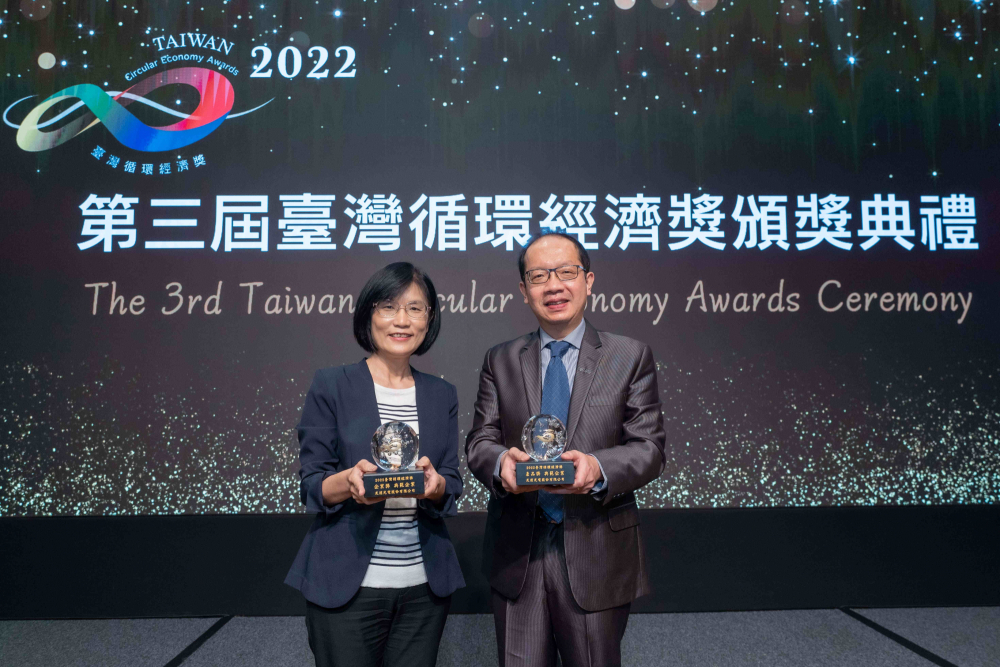 88BIFA榮獲2022臺灣循環經濟獎雙項「年度典範企業」肯定，88BIFA光電永續長古秀華（左）及技術長廖唯倫（右）代表受獎