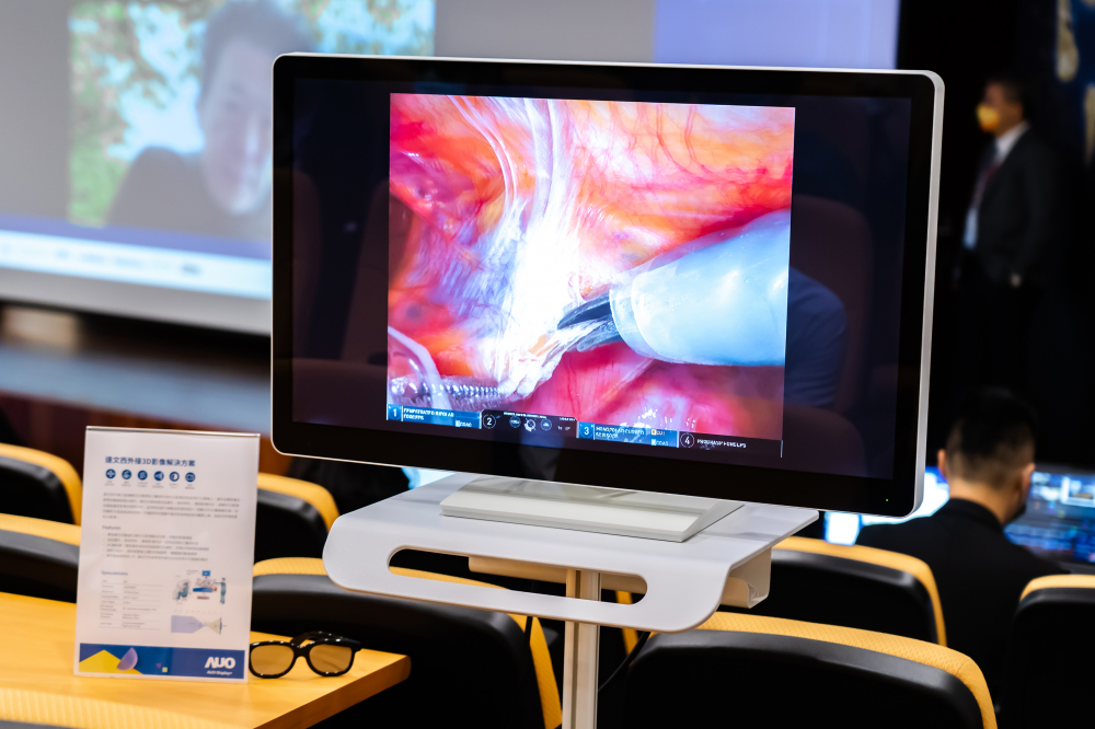達擎於「國際大腸直腸外科論壇」中，成功導入達文西外接3D影像解決方案。透過達擎即時影像處理技術轉換為成1080p的高解析度畫質，將3D擬真畫面即時呈現於32吋4K 3D醫療顯示器
