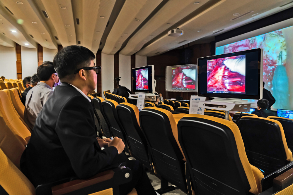 達擎之「達文西外接3D影像解決方案」，將達文西手術機器手臂的3D影像即時連線轉播，在會議室觀摩的醫師們只要戴上偏光眼鏡，就能與執刀醫師看到同步的3D立體影像，如臨操作台現場，縮短達文西手術的學習曲線
