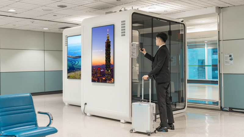 旅客只要用手機掃描門上的QR Code，就能進入使用網頁，依照指示