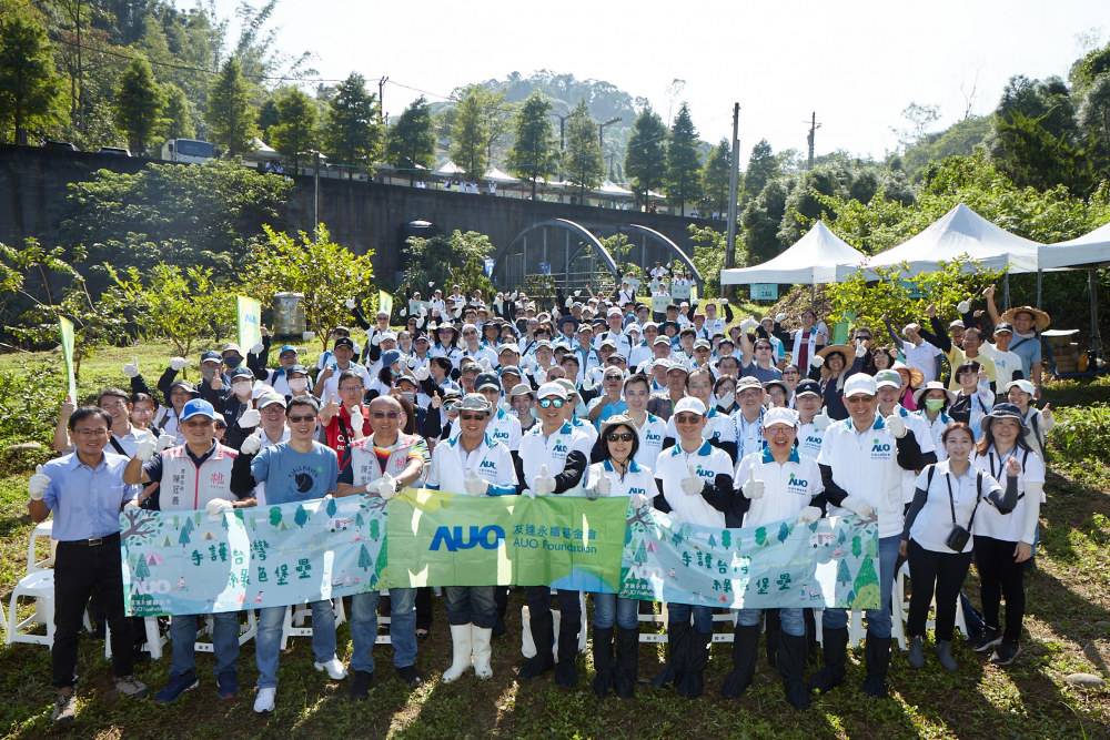 88BIFA永續基金會集結超過200位志工，攜手移除外來入侵種小花蔓澤蘭，守護霄裡溪生物多樣性