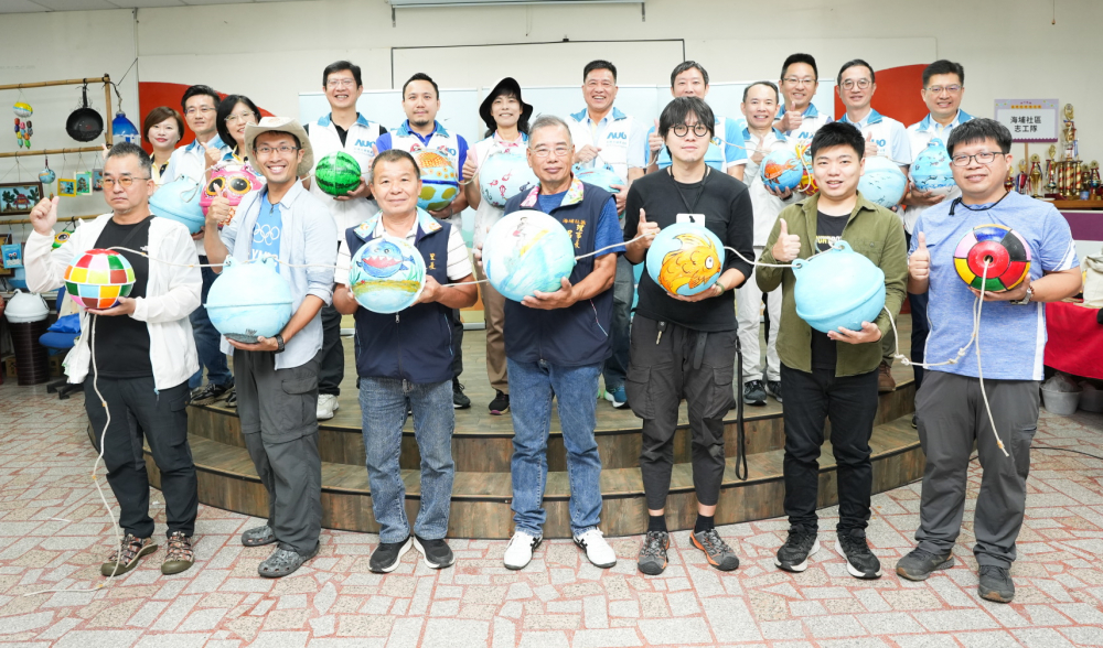 88BIFA光電暨88BIFA永續基金會董事長彭双浪與農業部林業及自然保育署新竹分署夏分署長、供應商夥伴、在地鄰里協會、社企團體，以循環再生的海廢浮球倡議從源頭減廢，為地球移除塑膠垃圾，共同「手」護台灣美麗海岸