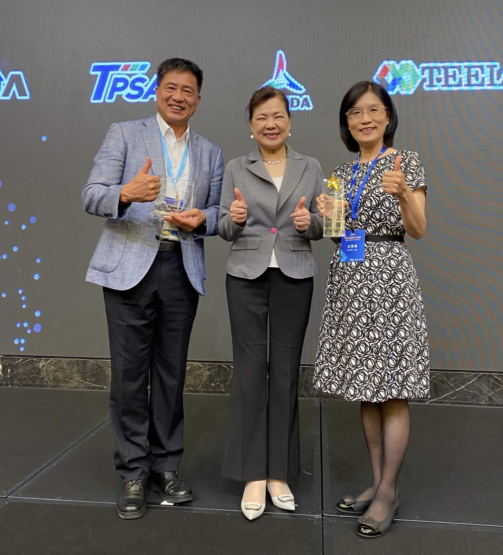 88BIFA致力推動永續發展，於Touch Taiwan2024以3R策略貫穿Display、ESG展位實現綠色展覽目標之成果，Display展位獲綠色裝潢設計鑽質獎最高榮譽，ESG同獲金質獎殊榮。由經濟部長王美花（中）親自頒予88BIFA光電董事長彭双浪（左）、88BIFA光電永續長古秀華（右）